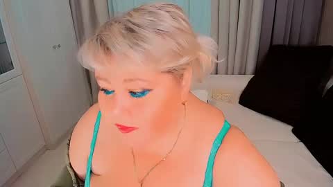 Snapshot of huge_booobs chatting on 01-21-25, 07:06 milli online show from 01-21-25, 07:06