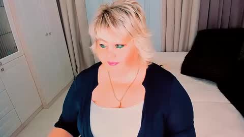 Snapshot of huge_booobs chatting on 01-26-25, 01:58 milli online show from 01-26-25, 01:58