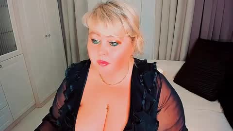 Snapshot of huge_booobs chatting on 01-28-25, 08:58 milli online show from 01-28-25, 08:58