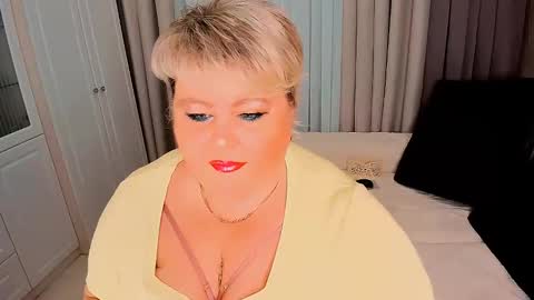 Snapshot of huge_booobs chatting on 02-10-25, 03:53 milli online show from 02-10-25, 03:53