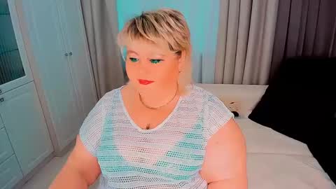 Snapshot of huge_booobs chatting on 02-23-25, 12:37 milli online show from 02-23-25, 12:37