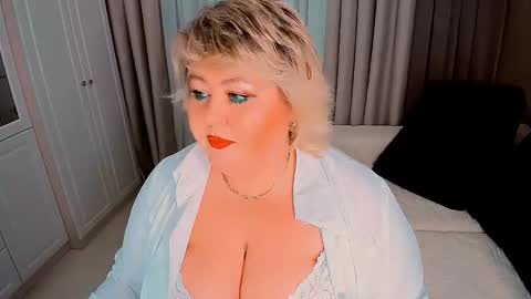 Snapshot of huge_booobs chatting on 03-08-25, 07:20 milli online show from 03-08-25, 07:20