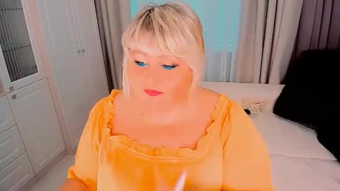 Snapshot of huge_booobs chatting on 09-09-25, 01:32 milli online show from 09-09-25, 01:32