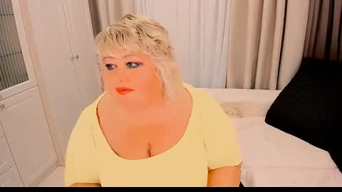 Snapshot of huge_booobs chatting on 09-22-25, 06:10 milli online show from 09-22-25, 06:10