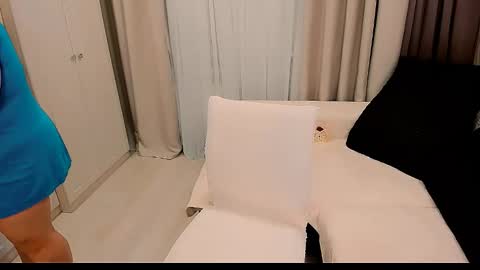 Snapshot of huge_booobs chatting on 09-23-25, 07:06 milli online show from 09-23-25, 07:06