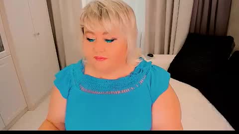 Snapshot of huge_booobs chatting on 09-25-25, 06:39 milli online show from 09-25-25, 06:39