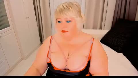 Snapshot of huge_booobs chatting on 09-29-25, 06:35 milli online show from 09-29-25, 06:35