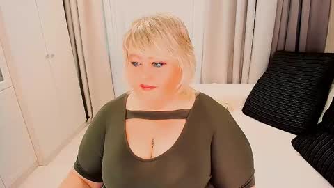 Snapshot of huge_booobs chatting on 10-15-25, 07:08 milli online show from 10-15-25, 07:08