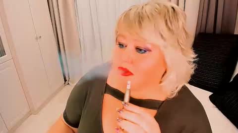 Snapshot of huge_booobs chatting on 10-15-25, 07:58 milli online show from 10-15-25, 07:58