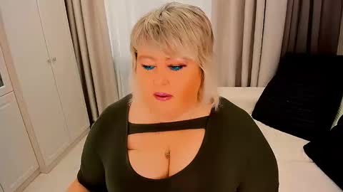 Snapshot of huge_booobs chatting on 10-17-25, 06:38 milli online show from 10-17-25, 06:38