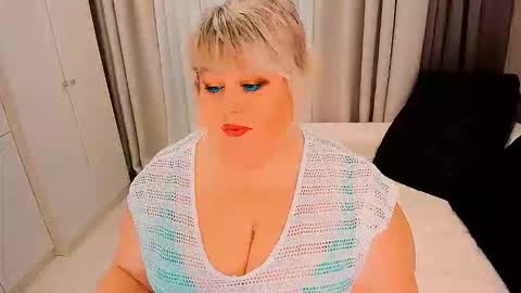 Snapshot of huge_booobs chatting on 10-22-25, 07:13 milli online show from 10-22-25, 07:13