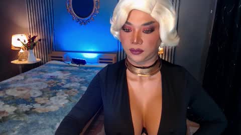 Snapshot of hugecockchristine chatting on 10-25-25, 01:29 Christine online show from 10-25-25, 01:29