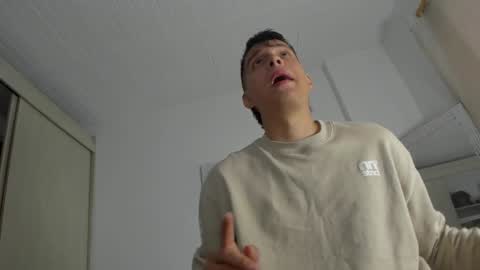 Snapshot of hugosan2 chatting on 12-29-24, 06:49 Hugo online show from 12-29-24, 06:49