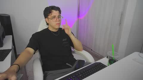 Snapshot of hun_damer chatting on 10-25-25, 02:30 hun_damer online show from 10-25-25, 02:30