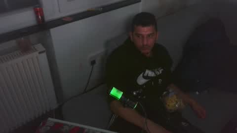 Snapshot of hungryboyyb chatting on 12-20-25, 07:32 LittleDevilXo1999 online show from 12-20-25, 07:32