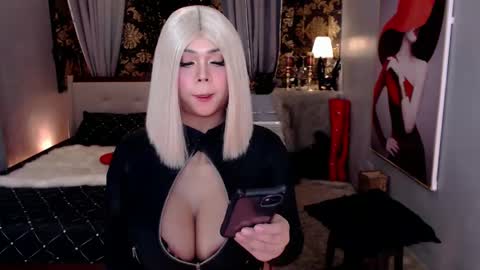 Snapshot of hunterxhuntress chatting on 01-23-25, 12:19 HELLO HANNAH IS BACK online show from 01-23-25, 12:19