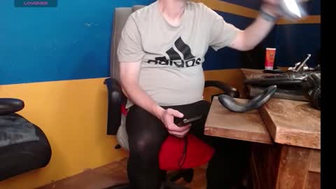 Huskyguy online show from 10-27-25, 03:54