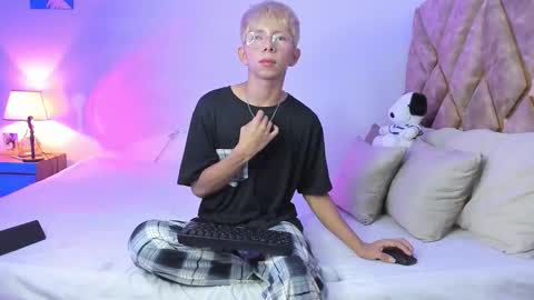 Son Hyunjin online show from 01-12-26, 05:40