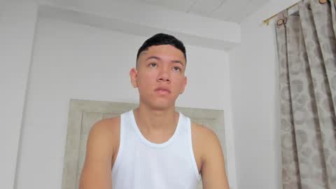 Snapshot of iamjulian_ chatting on 01-06-25, 10:35 Juliiiiian online show from 01-06-25, 10:35