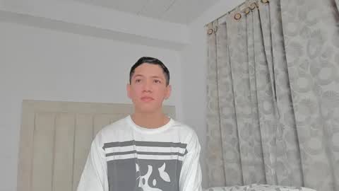 Snapshot of iamjulian_ chatting on 02-13-25, 11:17 Juliiiiian online show from 02-13-25, 11:17