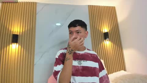 Snapshot of iamjulian_ chatting on 02-18-25, 11:22 Juliiiiian online show from 02-18-25, 11:22
