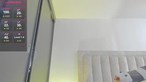 Snapshot of iamjulian_ chatting on 02-28-25, 05:37 Juliiiiian online show from 02-28-25, 05:37