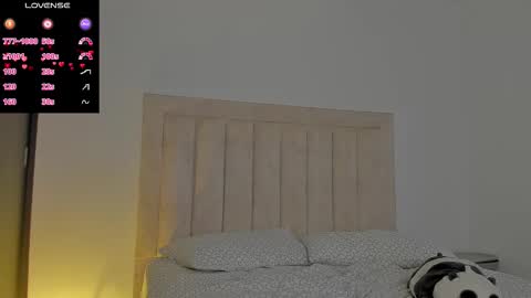 Snapshot of iamjulian_ chatting on 09-20-25, 11:33 Juliiiiian online show from 09-20-25, 11:33