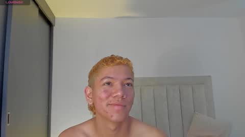 Snapshot of iamjulian_ chatting on 10-21-25, 12:17 Juliiiiian online show from 10-21-25, 12:17