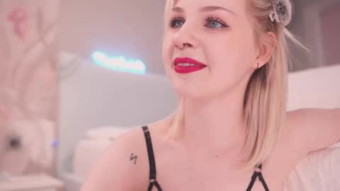 Snapshot of iamninamint chatting on 09-27-25, 04:34 Nina online show from 09-27-25, 04:34