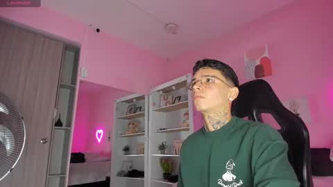 Snapshot of ian_castillo_ chatting on 09-25-25, 11:14 IAN CASTILLO online show from 09-25-25, 11:14