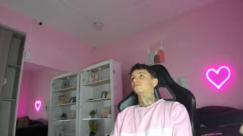 Snapshot of ian_castillo_ chatting on 10-07-25, 11:07 IAN CASTILLO online show from 10-07-25, 11:07