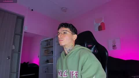 Snapshot of ian_castillo_ chatting on 10-09-25, 11:08 IAN CASTILLO online show from 10-09-25, 11:08