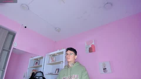 Snapshot of ian_castillo_ chatting on 10-25-25, 11:07 IAN CASTILLO online show from 10-25-25, 11:07