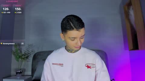 Snapshot of ian_castillo_ chatting on 06-19-26, 11:14 IAN CASTILLO online show from 06-19-26, 11:14