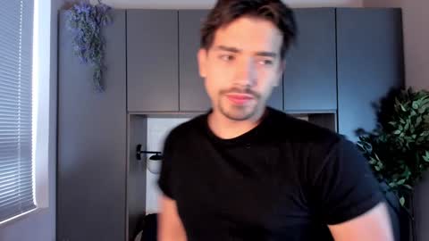 Snapshot of ian_davis chatting on 12-29-24, 07:22 Ian Davis online show from 12-29-24, 07:22