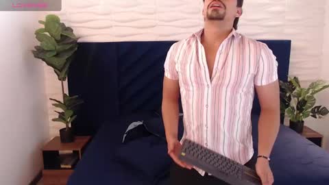 Snapshot of ian_davis chatting on 01-09-25, 11:45 Ian Davis online show from 01-09-25, 11:45