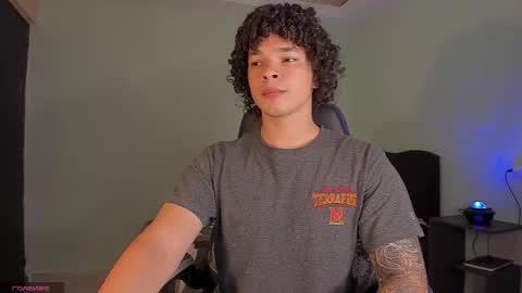 Snapshot of ian_versace chatting on 03-01-26, 02:02 Andres online show from 03-01-26, 02:02