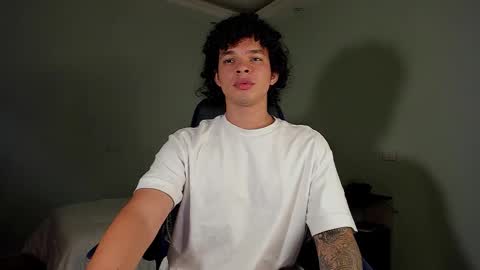 Snapshot of ian_versace chatting on 03-05-26, 02:51 Andres online show from 03-05-26, 02:51