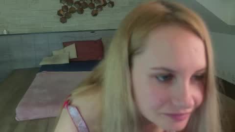 Snapshot of icebluebabe chatting on 05-18-26, 06:58 Ice Blue online show from 05-18-26, 06:58