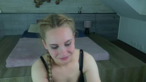Snapshot of icebluebabe chatting on 05-19-26, 08:04 Ice Blue online show from 05-19-26, 08:04