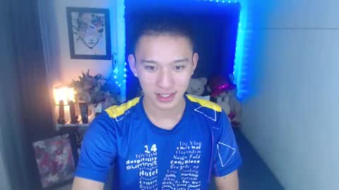 Snapshot of iconicmateo chatting on 12-18-24, 07:30 Mateo online show from 12-18-24, 07:30