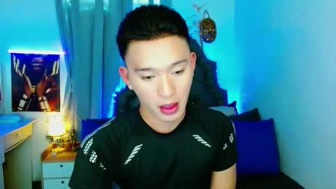 Snapshot of iconicmateo chatting on 09-12-25, 04:23 Mateo online show from 09-12-25, 04:23