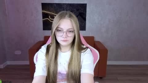 Snapshot of idarowe chatting on 06-05-26, 01:12 IdaRowe online show from 06-05-26, 01:12