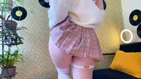 Emmy  help me reach 100 thumbs up online show from 03-10-25, 10:59