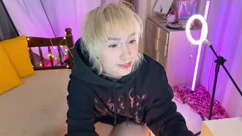 Snapshot of igotuscookies chatting on 02-18-26, 08:05 Emmy help me reach 100 thumbs up online show from 02-18-26, 08:05