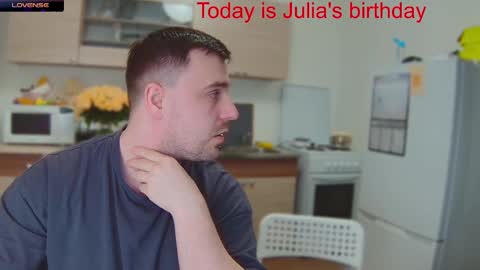 Snapshot of ihavepaws33 chatting on 01-21-25, 06:34 Julia and Mira online show from 01-21-25, 06:34