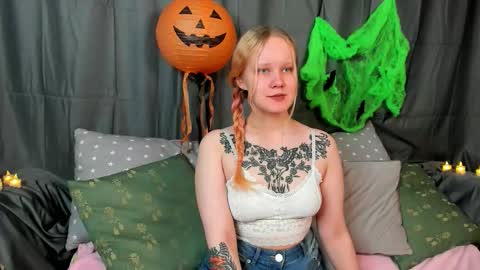 Annie online show from 10-28-25, 03:10