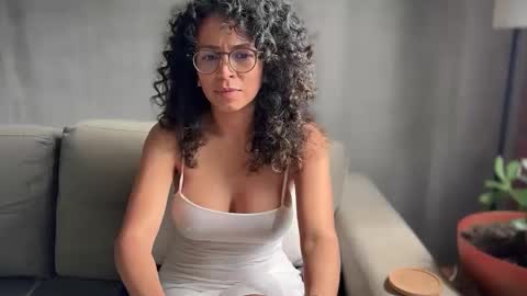 Snapshot of illaroom chatting on 10-12-25, 03:00 Kloe online show from 10-12-25, 03:00