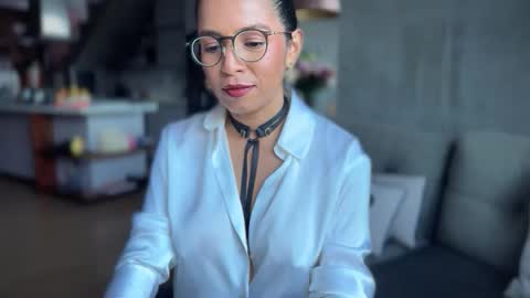 Snapshot of illaroom chatting on 11-06-25, 10:21 Kloe online show from 11-06-25, 10:21