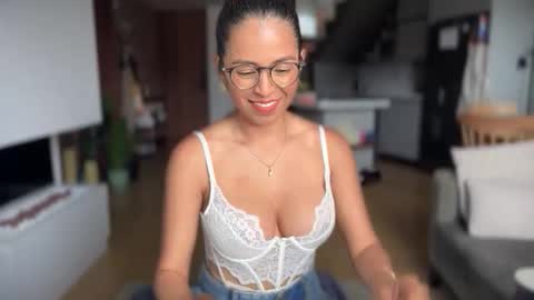 Snapshot of illaroom chatting on 11-11-25, 04:07 Kloe online show from 11-11-25, 04:07